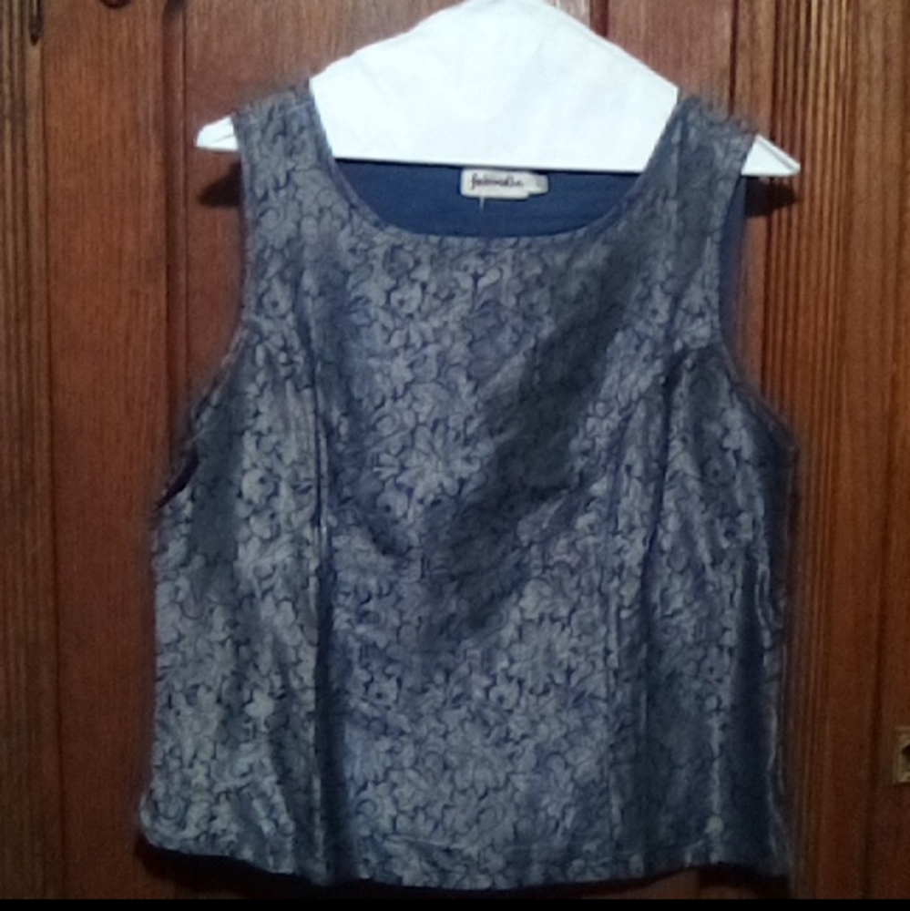 Nice formal sleeve less top.